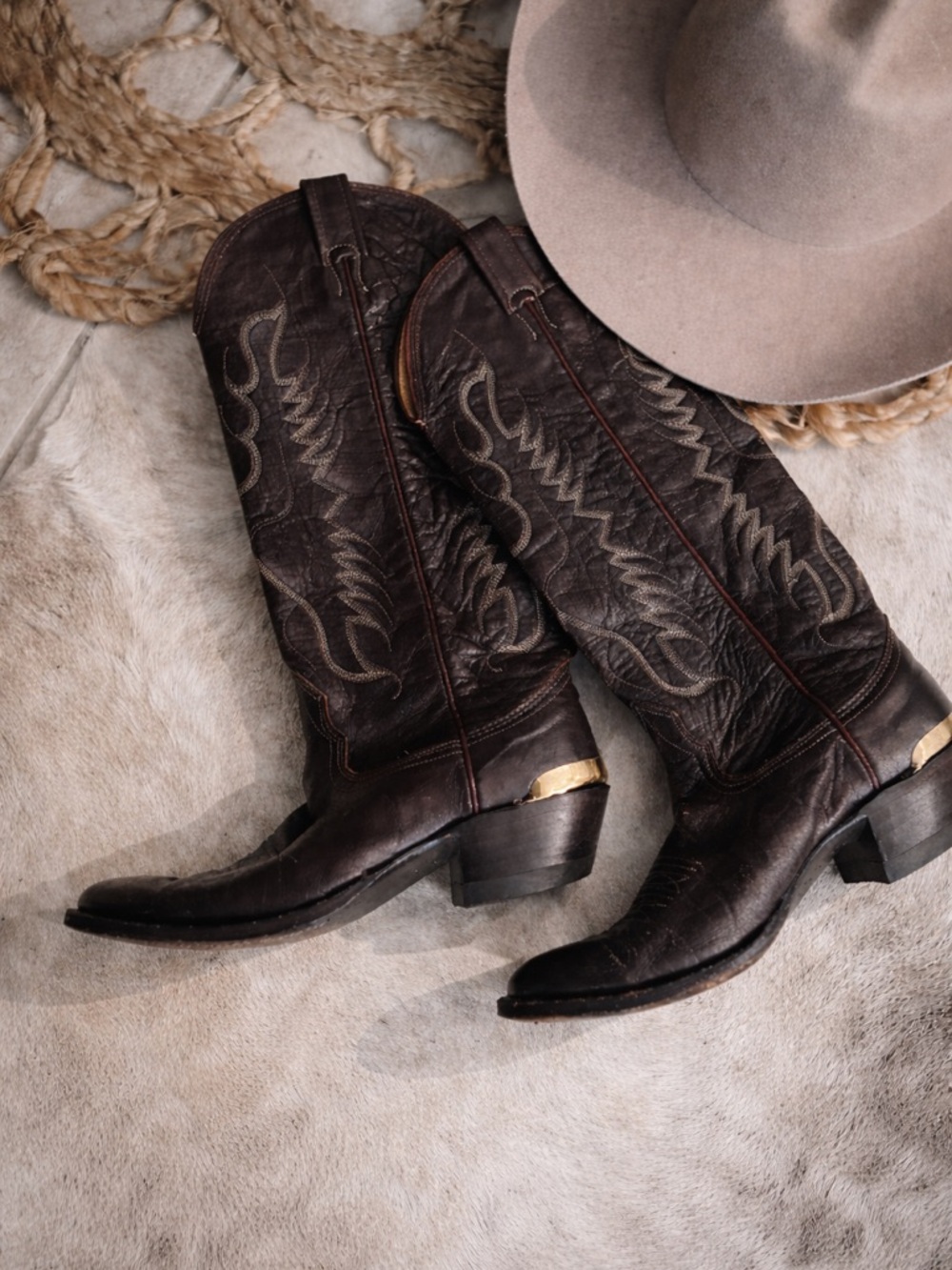 SOLD ON OTHER PLATFORM Classic Western Heeled Boots in Dark Brown